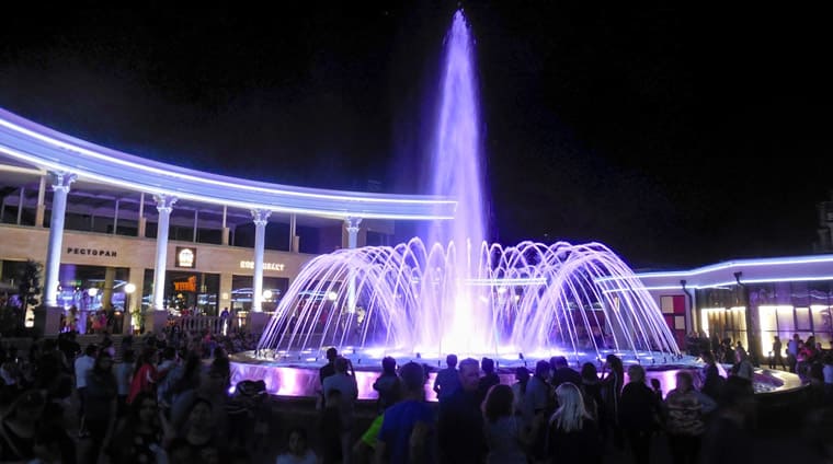 Поющий фонтан в Кисловодске в вечернее время